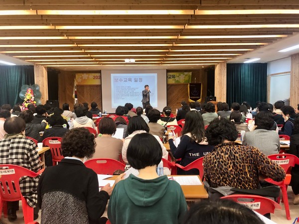 ▲ 보수교육에 참여한 활동지원사들과 인사를 나누는 김종진 복지관장