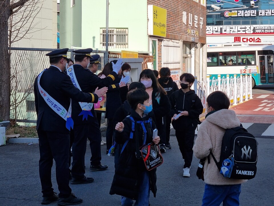 ▲여수신월초등학교 학교폭력예방캠페인