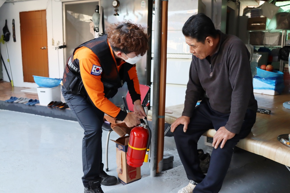 ▲소화기 사용법 설명 모습