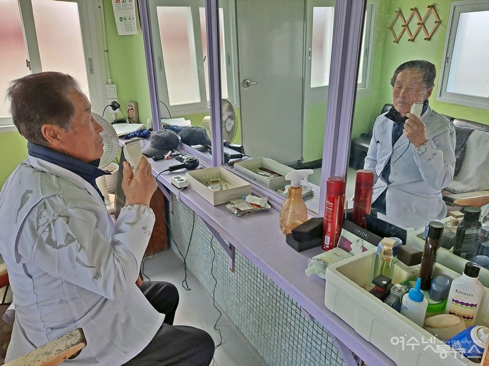 ▲ 이발사 경력 57년의 고두석씨가 전기 바리깡을 들어 보여준다.ⓒ조찬현