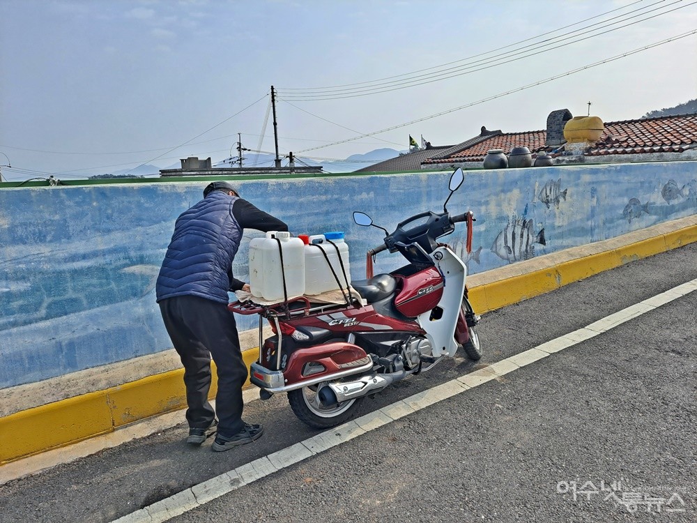 ▲ 고두석 어르신이 바닷물을 길어 오토바이로 실어 나른다. ⓒ조찬현