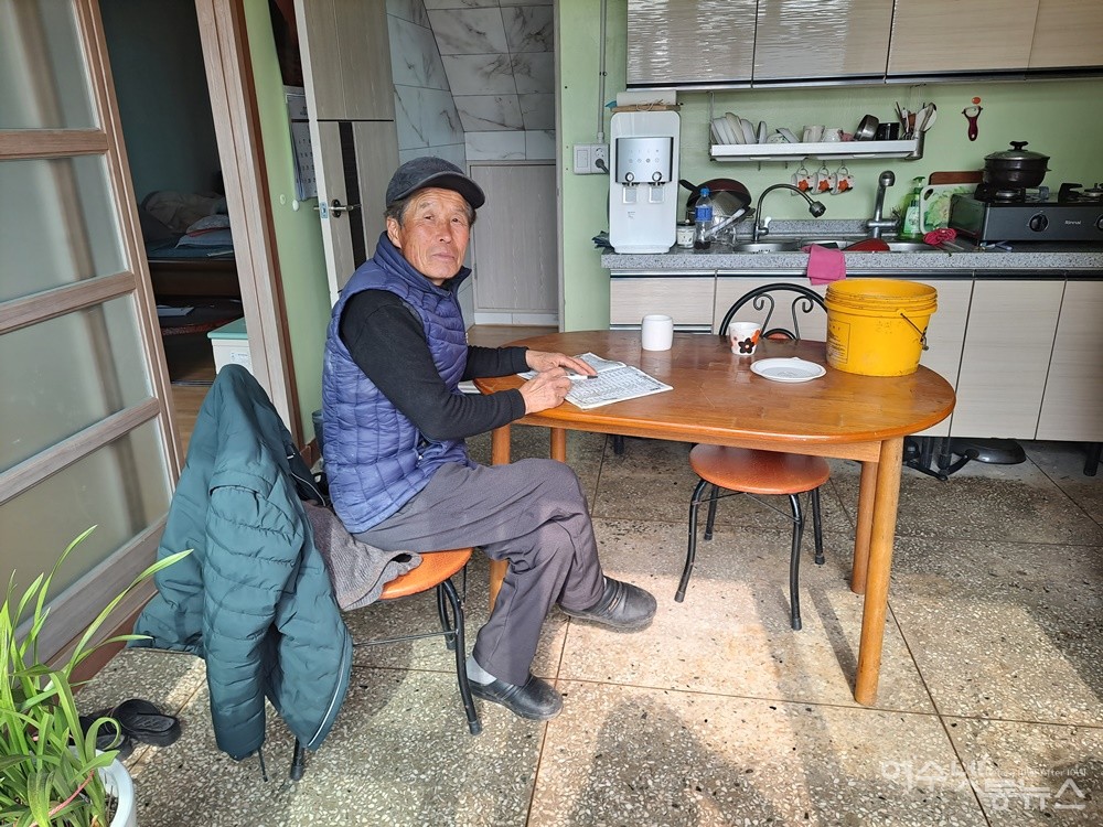 ▲ 백야도 섬마을에서 민박집을 운영하는 이발사 고두석씨다.ⓒ조찬현