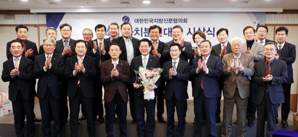 ▲ 김영록 지사가 제4회 자치분권대상 시상식에서 대상을 수상한 뒤 참석자들과 기념촬영을 하고 있다.