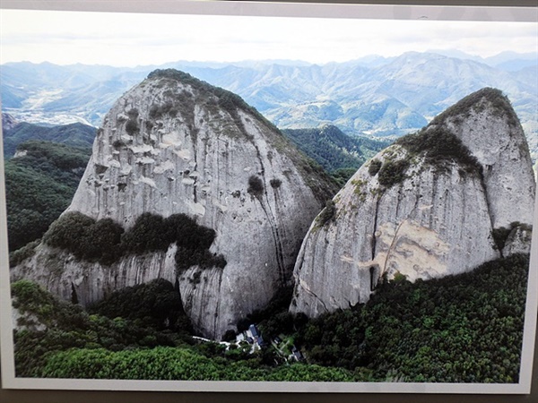 ▲ 말의 귀를 닮은 마이산 모습으로 CNN에서도 보도했다. ⓒ오문수 