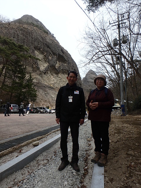 ▲  필자에게 섬진강 발원지 데미샘을 안내한 임실군문화관광해설사 강명자(오른쪽)씨와 마이산을 안내한 진안군문화관광해설사 김동철씨 모습  ⓒ오문수 