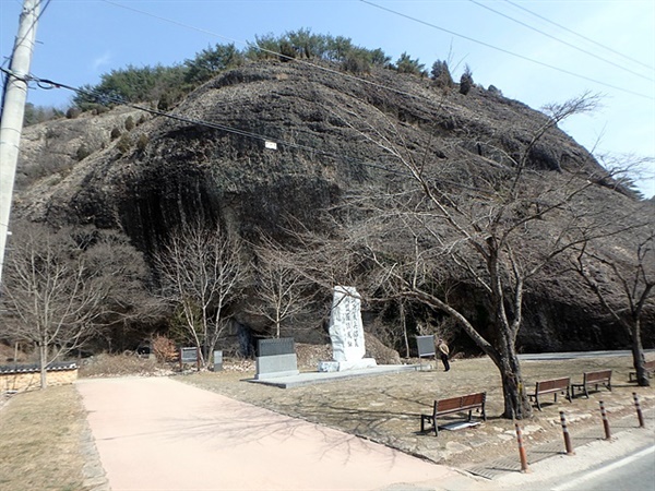 ▲  '마이산 주차장 인근에 있는 '용암'으로 구 한말 항일지사인 송병선과 문인들의 이름이 새겨져 있다. 이석용 의병장이 '호남의병창의동맹단'이라는 단을 쌓고 항일 의병을 결성한 곳이기도 하다. ⓒ오문수 