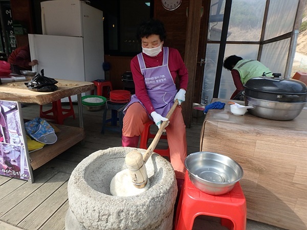 ▲재래식 방식으로 떡을 만드는 모습 ⓒ오문수 