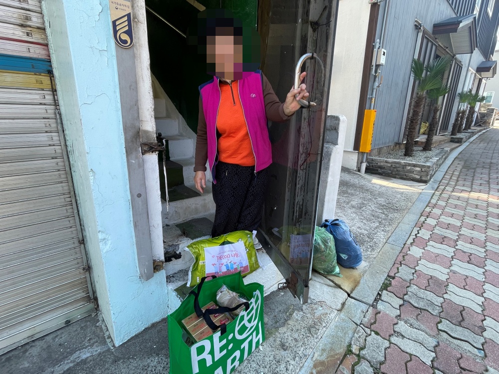 ▲ 물품을 지원받은 어르신