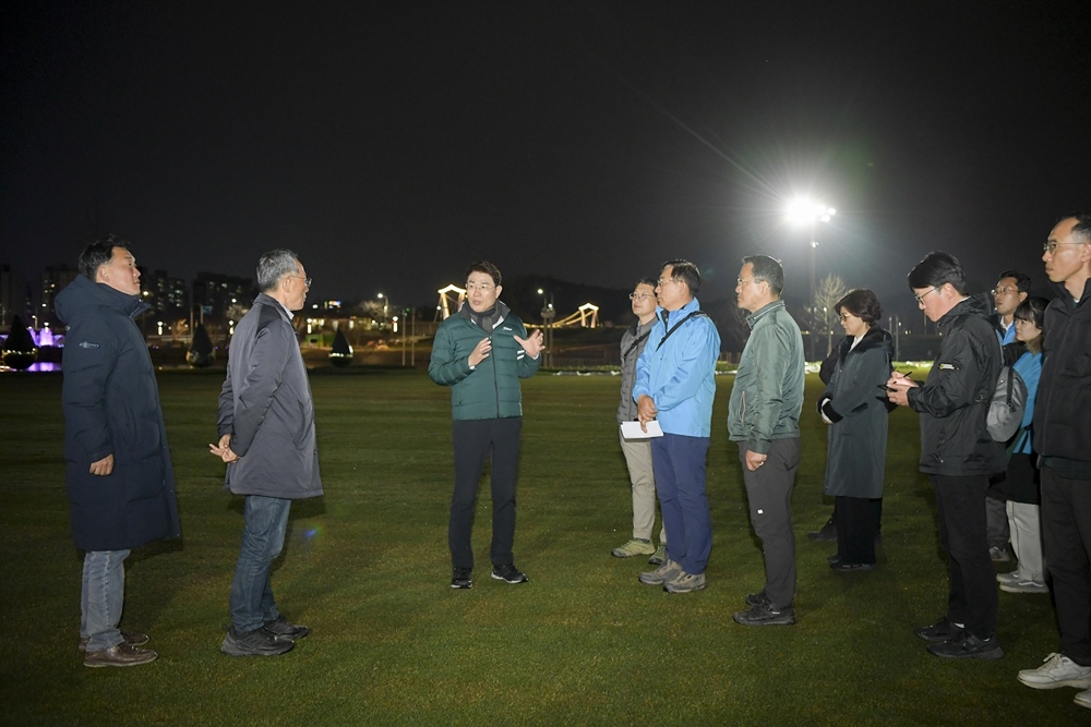 ▲ 17일 박람회 핵심 콘텐츠인 그린아일랜드에서 노관규 순천시장이 야관경관 연출 시 주목할 점을 설명하고 있다.