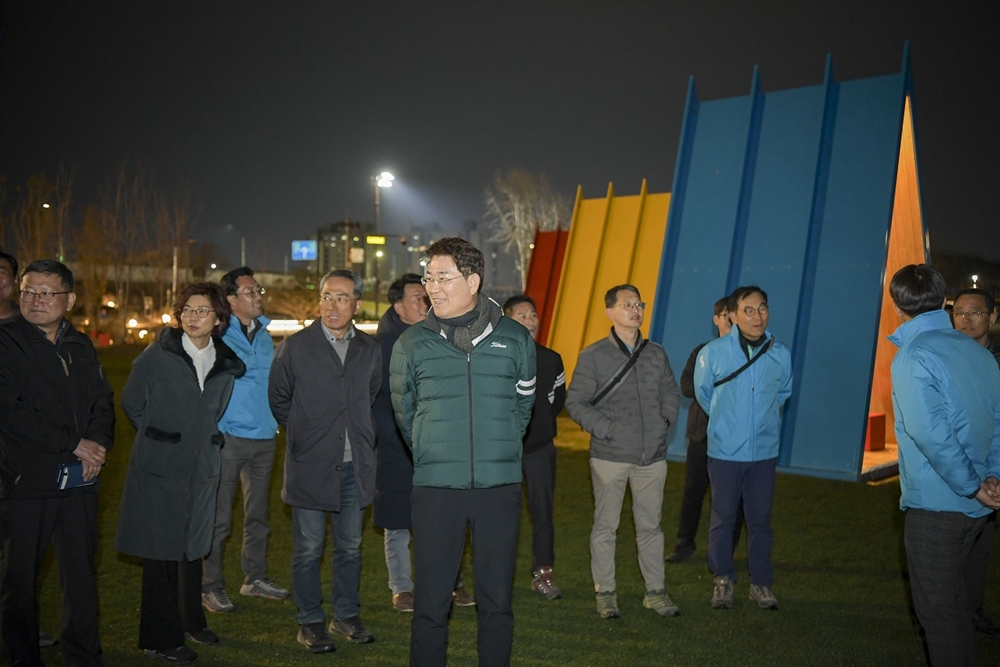 ▲ 노관규 시장과 박람회조직위 직원들이 오천그린광장에서 야간경관 연출을 점검하고 있다.