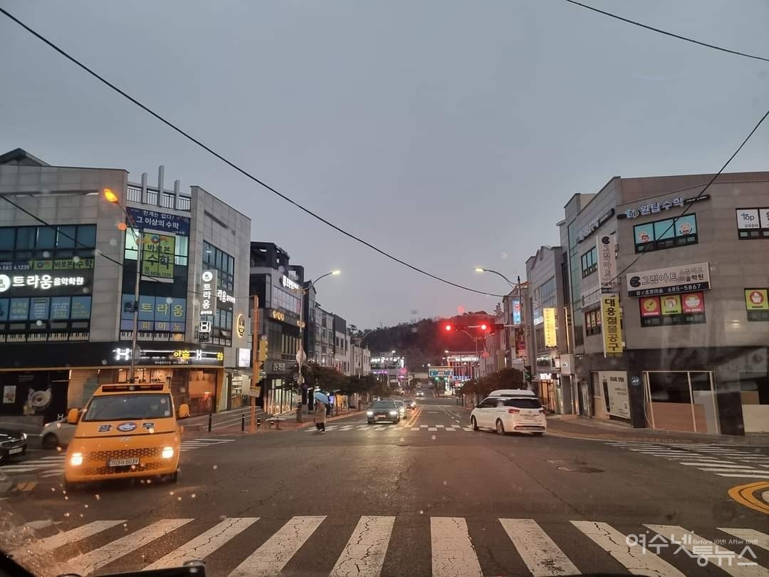 ▲ 웅천초등학교 정문에서 아래쪽 100여 미터 지점 웅천지웰아파트 방향으로 오르내리는 사거리다.ⓒ독자 제공