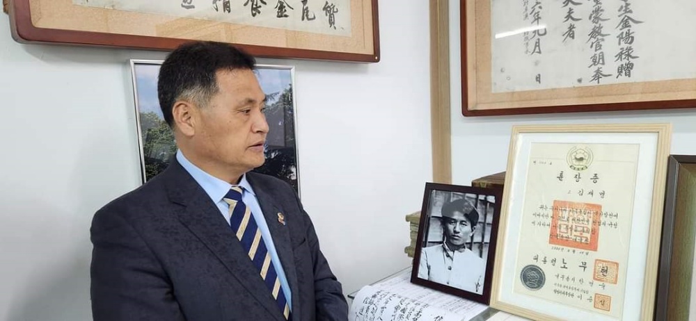 ▲주종섭 의원이 ‘음달’ 김재명 독립운동가 관련 자료를 살펴보고 있다