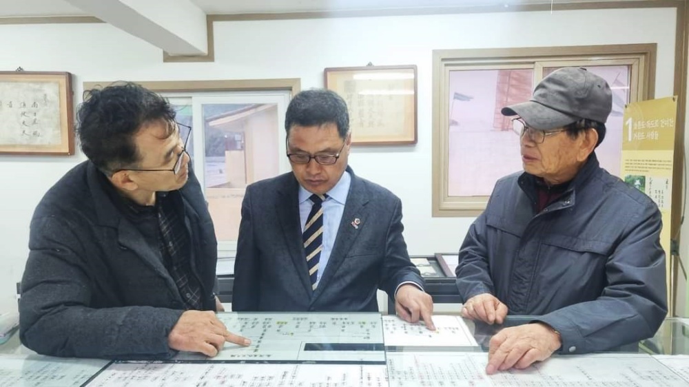 ▲ 주종섭 의원이 관계자들과 함께 근현대문화장소(서도리유물관)에서 관련 자료에 대한 설명을 듣고 있다.