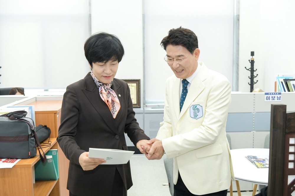 ▲ 노관규 순천시장이 국회에서 민주당 김영주 국회부의장을 면담하고 박람회 개막식에 야당 대표단을 공식 초청했다.