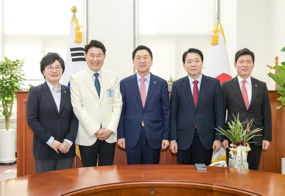 ▲ 20일 노관규 순천시장이 국회를 찾아 국민의힘 지도부를 만나 개막식 참석을 요청했다. 왼쪽부터 조수진 국민의힘 최고위원, 노관규 순천시장, 김기현 국민의힘 당대표, 성일종 정책위의장.
