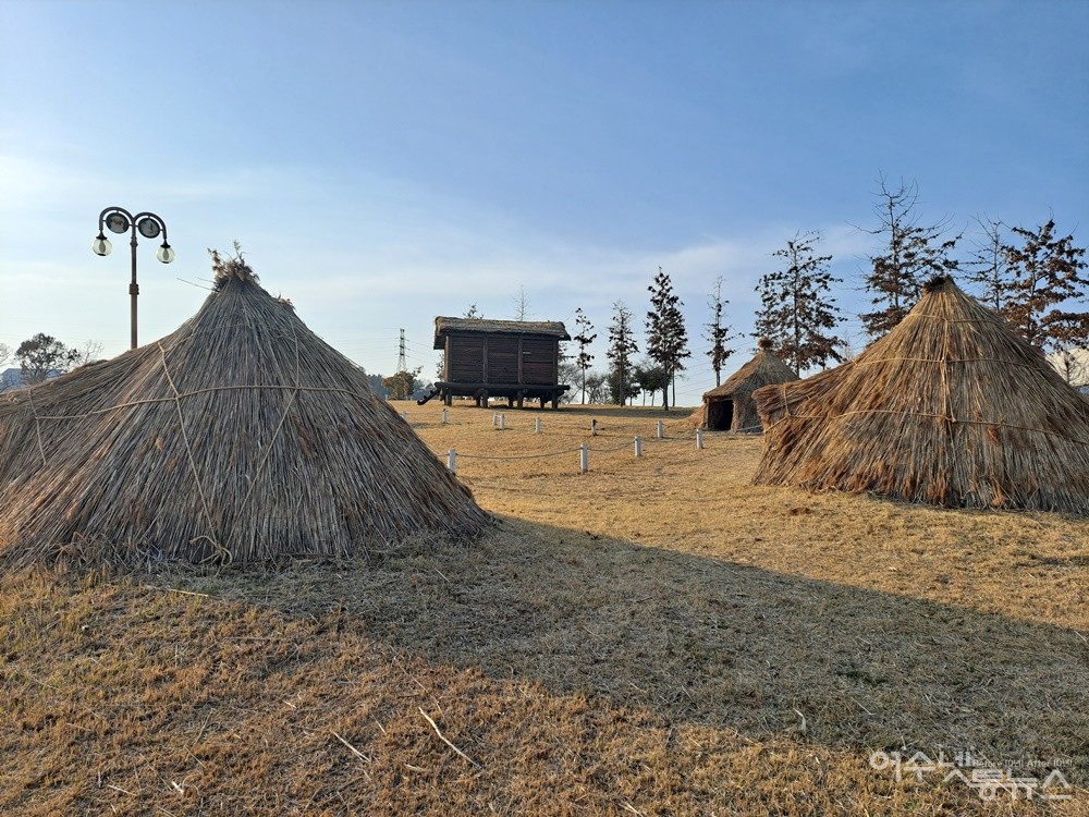 ▲ 여수 선사유적공원 움막과 고상가옥이 있는 전경이다.ⓒ조찬현