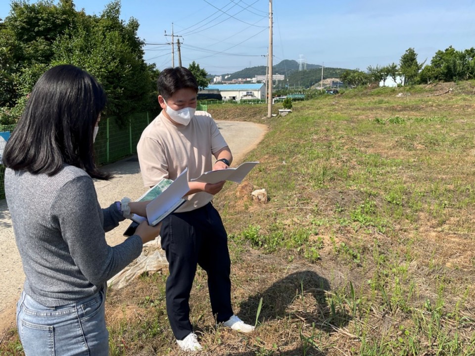 ▲농지원부 현장조사 중인 공무원(자료사진)