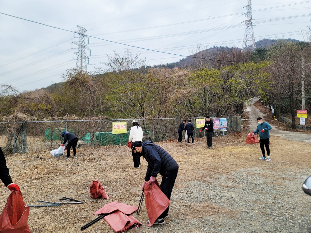 ▲ 영취산 진달래 축제장 일대 환경정화 활동 모습