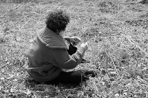 ▲ 섬진강변을 돌아보는 동안 쑥캐는 아가씨는 모두 떠나고 나이든 할머니들만 남아있었다.  ⓒ오문수 