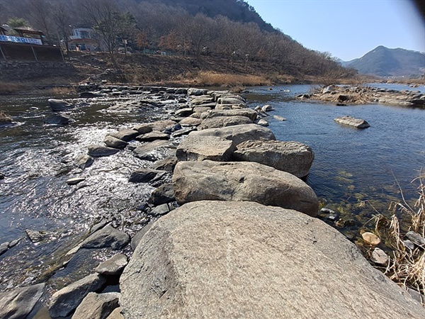 ▲ 섬진강 상류에서는 종종 반대쪽으로 건너갈 수 있는 징검다리를 만난다. 옛 시골 정취가 흠뻑 묻어나는 장면이다. ⓒ오문수
