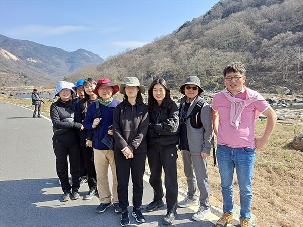 ▲ '생명평화마중물' 모임에서 청소년치유걷기 프로그램 중 하나로 섬진강을 선택한 이들이 아름다운 섬진강변을 걸으며 마음의 평화를 얻고 있다.  ⓒ오문수 