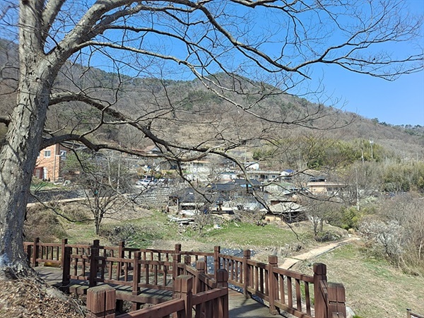 ▲  "전쟁을 피해 첩첩산중으로 피난와보니 하늘만 뻔했다"고 말한 김연임 할머니가 사는 구담마을 모습. 지금은 포장도로까지 개설되어 관광버스까지 들어온다.  ⓒ오문수 