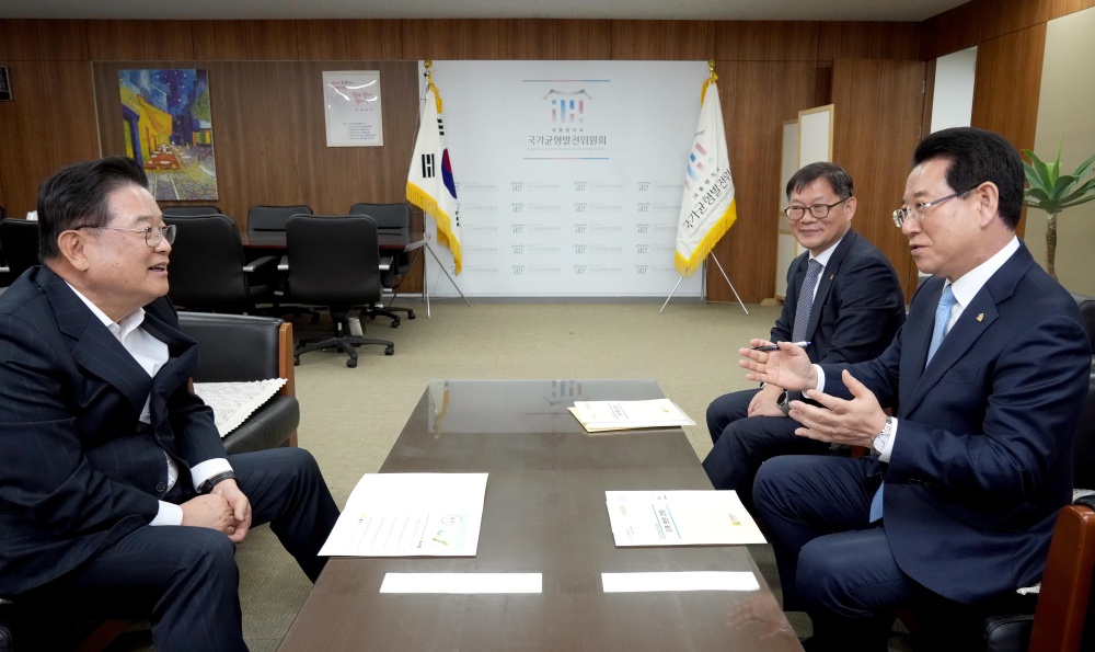 ▲ 우동기 국가균형발전위원장 만나 지역 현안을 건의하는 김영록 도지사