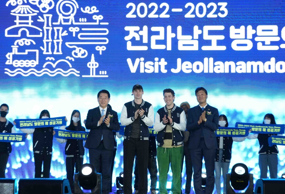 ▲ 김 지사가 서울페스티벌 행사에서 인플루언서 ‘영국남자’ 및 내․외국인 20명과 관광홍보단 출정식을 하고 있다.