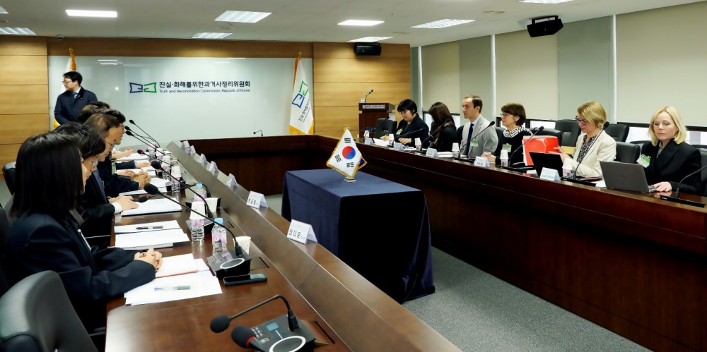 ▲ 2기 진실화해위원회와 스웨덴 보건사회부 입양위원회가 23일 오전 10시 간담회를 갖고 상호 협력방안을 논의하고 있다.