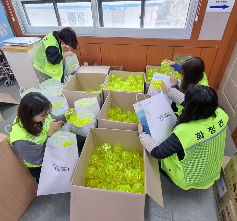 ▲화정면 지역사회보장협의체 사랑의 아기돼지