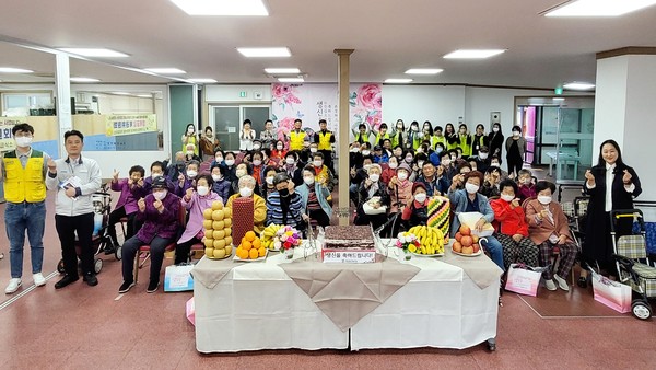 ▲ 미평종합사회복지관 ‘행복가득 생신잔치 기념사진