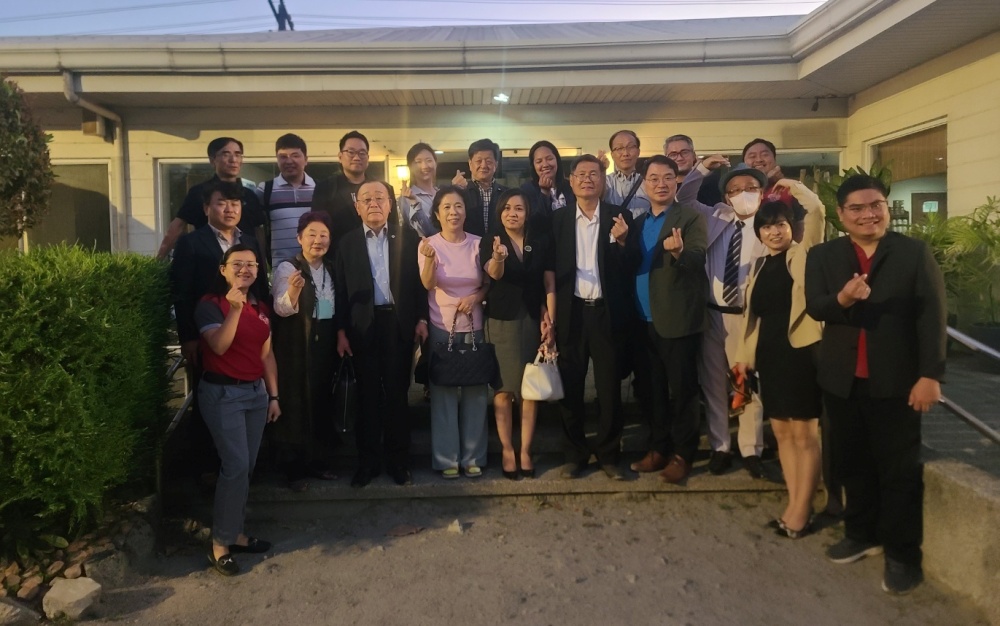 ▲ 전국민안전교육진흥원과 필리핀 마발라켓 시립대학교 관계자가 기념사진을 찍고 있다.