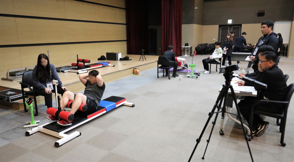 ▲윗몸일으키기 체력검사 모습