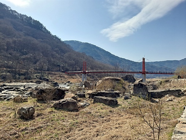 ▲  순창 장군목 모습으로 양쪽의 큰 산 사이로 흐르는 섬진강이 병목현상을 일으키는 곳이다. 급물살로 인해 기묘한 바위와 집채만한 바위들이 있었다. 신비한 바위로 유명세를 탄 요강바위가 바로 이곳에 있다.  ⓒ오문수 