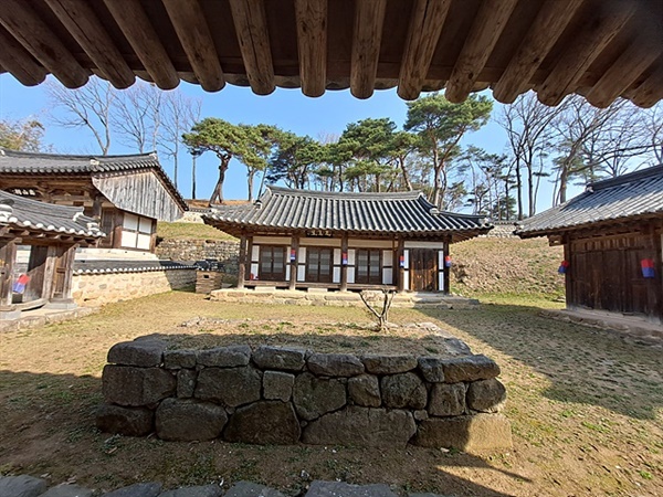 ▲ 신말주 선생의 부인 설씨부인이 살았다는 집으로 대문을 들어서면 보이는 '내외벽'이 인상깊다. 남녀가 유별하던 시절 외부인이 안주인을 찾아오면 '내외벽'에 서서 안주인이 정장을 차려입을 때까지 기다리는 역할을 한다고 한다.  ⓒ 오문수 