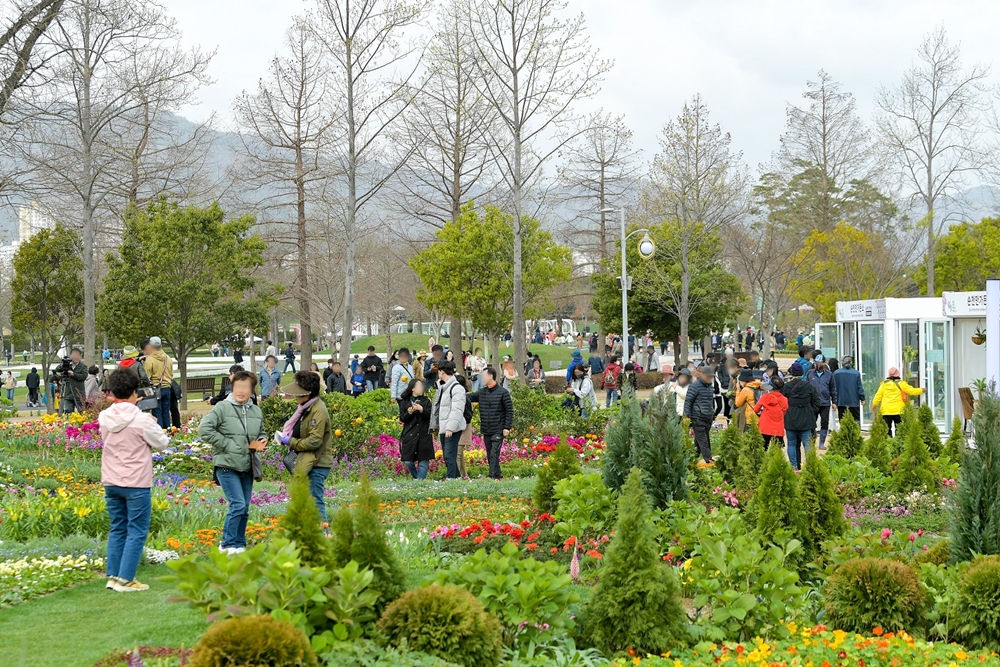 ▲ 2023정원박람회 프리오픈 행사에 3만 명의 관람객이 미리 박람회장을 둘러보고 있다