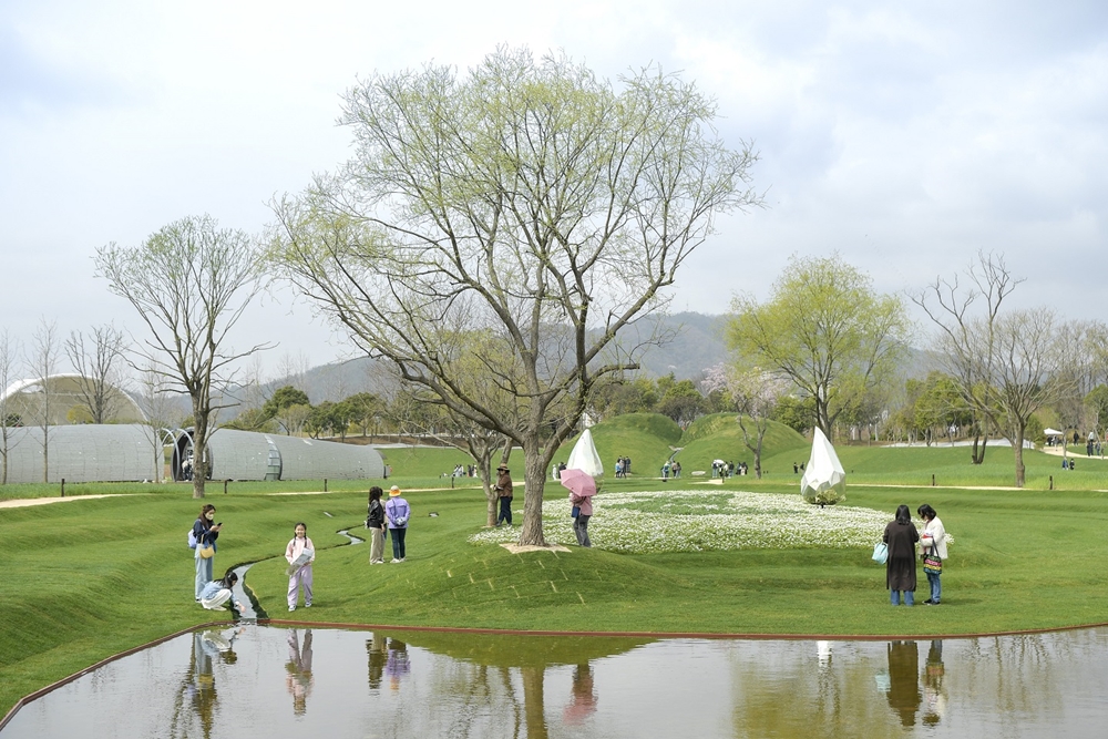 ▲ 2023정원박람회 핵심 콘텐츠인 노을정원에서 흐르는 물에 손을 담가보는 어린이 관람객