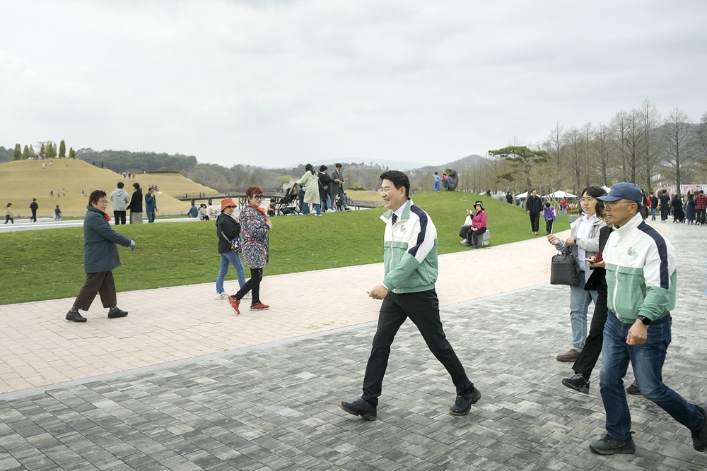 ▲ 노관규 순천시장이 박람회 현장을 둘러보고 있다.