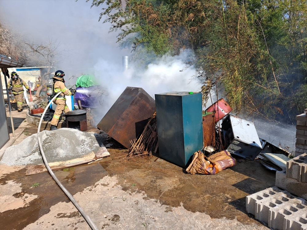 ▲ 화재 발생 현장에 출동한 소방관