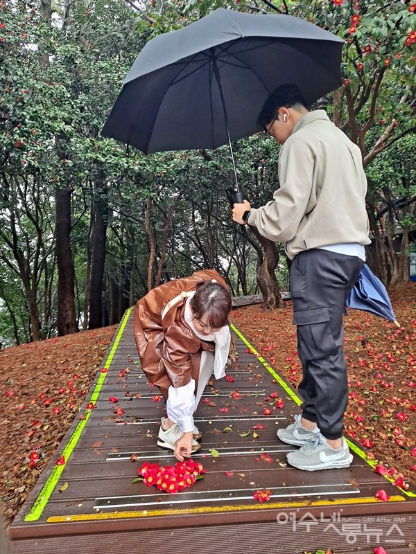 ▲ 세종시에서 왔다는 박수정씨는 오동도 동백꽃이 너무 예쁘다고 했다. ⓒ조찬현
