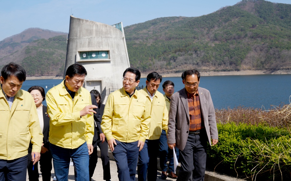▲김영록 전라남도지사가 26일 장성군 장성읍 장성댐을 방문, 농어촌공사 김재진 장성지사장으로부터 댐 운영 및 가뭄으로 인한 농업용수 공급상황 등을 청취하고 당부말씀을 하고 있다.