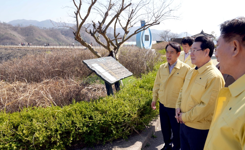 ▲ 김영록 전라남도지사가 26일 장성군 장성읍 장성댐을 방문, 가뭄으로 인한 농업용수 공급상황 등을 청취하고 취수탑 등 현장을 시찰하고 있다.