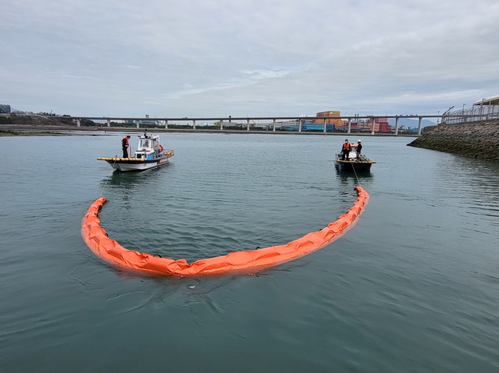 ▲해양자율방제대 어선들이 오일펜스를 전장하고 있다.
