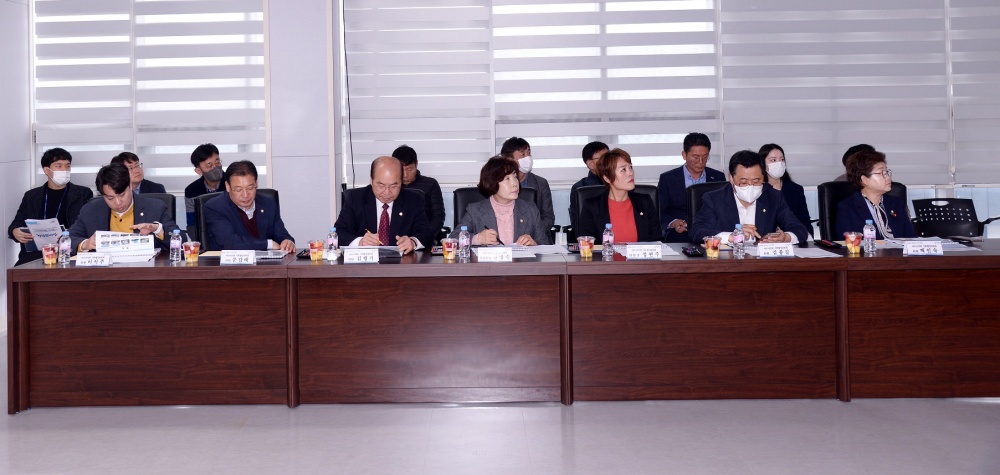 ▲ 여수시의회 기획행정위원회와 시 관계자 등이 여수미래혁신지구에서 간담회를 갖고 있다.