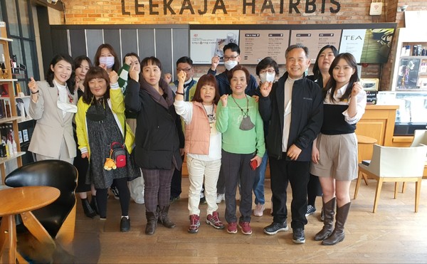 ▲ 순천 이가자헤어비스에서 서비스를 마치고 단체사진을 촬영했다.