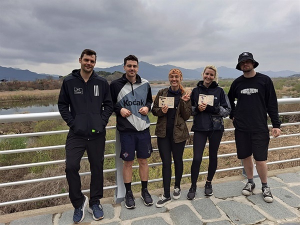 ▲ 임실 강진에서 섬진강 자전거 도로를 따라 광양 배알도까지 달리던 외국인들이 섬진강변에서 포즈를 취했다. 미국인 2명 뉴질랜드 2명, 영국 1명이 모여 아름다운 섬진강변을 달리고 있었다. ⓒ 오문수