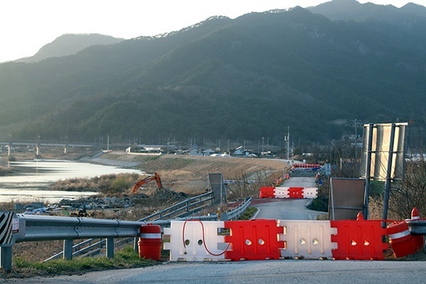 ▲ 2년전 섬진강 대홍수의 상처로 아직도 제방보수 공사가 진행 중이라 이 근방에서는 자전거통행이 쉽지 않았다. ⓒ 오문수