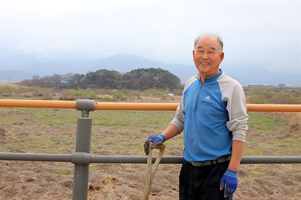 ▲남원시 송동면 세전리 인근에서 농사를 짓고 있는 김용길(73세)씨가 건너편에 보이는 동산리에 대해 설명하고 있다.  ⓒ 오문수 