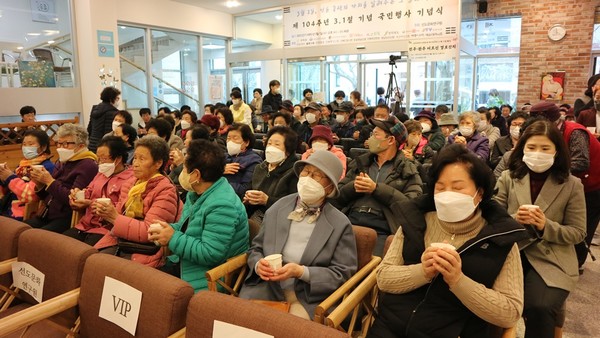 ▲ ⓒ 홍익사랑 경로잔치에서 차 명상을 하는 어르신들