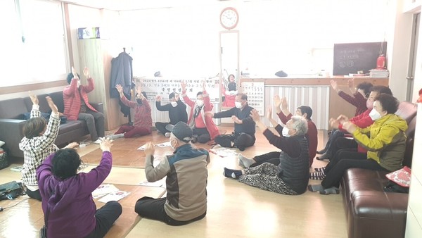 ▲ 경로당에서 3.1절 강의를 듣고 만세를 부르는 어르신들